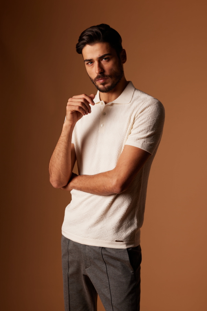 Our polo shirt is enriched by a micro-stitch with a ribbed pattern.
