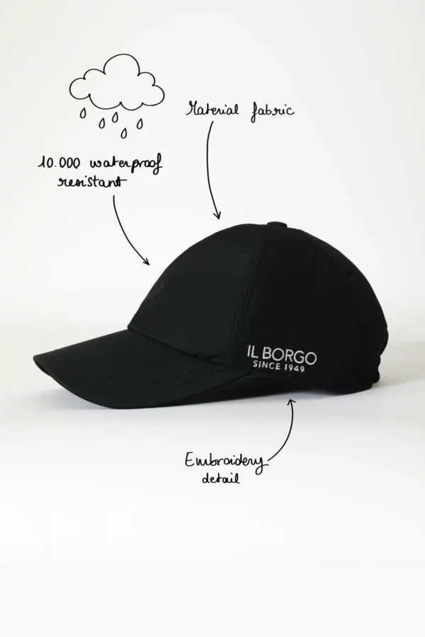 Cappellino baseball impermeabile, nero con ricamo bianco sul fianco del prodotto.